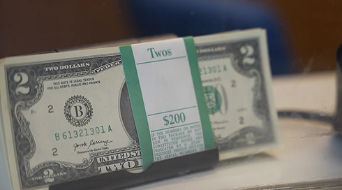 דולר בפחות מ-3 שקלים: חגיגת קניות בקיץ או סכנה למשק?