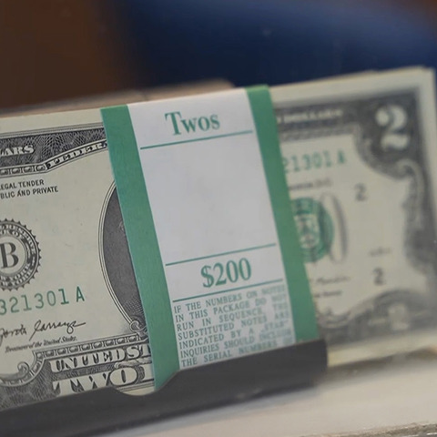 דולר בפחות מ-3 שקלים: חגיגת קניות בקיץ או סכנה למשק?