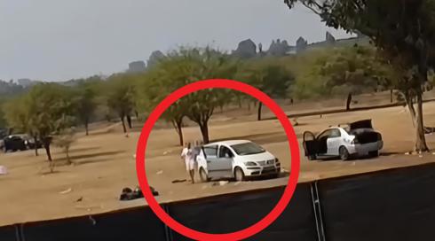 ישראלים בוזזים רכוש של נרצחים בנובה