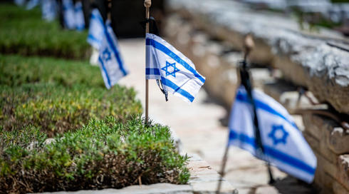 דגלי ישראל קברי החללים בהר הרצל לקראת יום הזיכרון