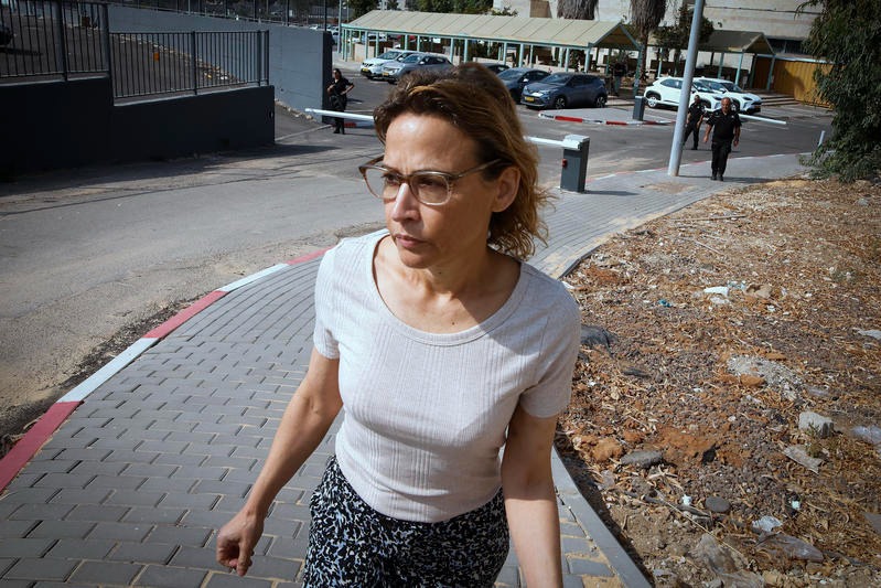 האלופה יפעת תומר ירושלמי בצאתה מכלא נווה תרצה