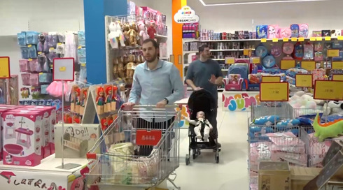 בילוי במרחב מוגן: הישראלים שנוהרים לחנויות הסטוק בגלל המלחמה