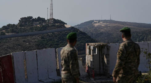 חיילי צבא לבנון מביטים לעבר הגבול עם ישראל