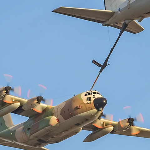 איך מתדלקים מטוס קרב באוויר