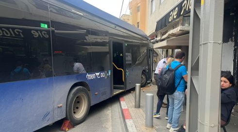 האוטובוס שהתנגש בחנות ברמת גן