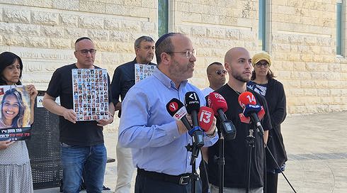 איתן מור ובנו איתן ששוחרר מהשבי לפני הדיון בבג"ץ על חקירת מבקר המדינה
