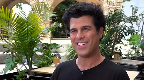 כוכבי הלהקות הצבאיות לדורותיהם חוזרים לימים היפים ונזכרים בשירים הגדולים באהבות האסורות וברגעים הבלתי נשכחים