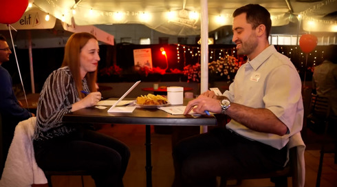 הרווקים יוצאים מהאפליקציות: איך פוגשים בני זוג ב-2026 מחוץ למסך?