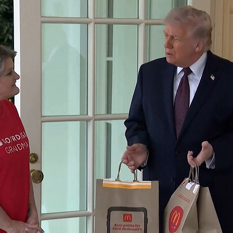 100 דולר טיפ: טראמפ הזמין מקדונלדס - ויצא בעצמו לקחת את המשלוח