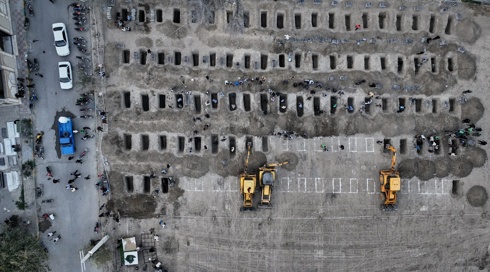 קבורה המונית לקורבנות התקיפה בבית הספר היסודי לבנות במינאב בדרום איראן, 02.03.26