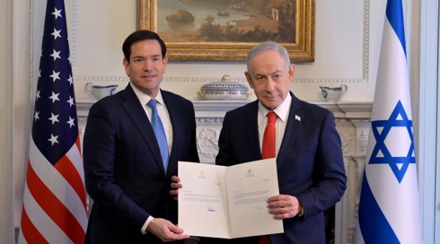 ראש הממשלה בנימין נתניהו ושר החוץ האמריקני מרקו רוביו בחתימה על הצטרפות נתניהו למועצת השלום