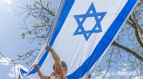 ילד מחזיק בדגל ישראל