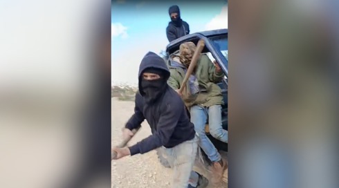 פלסטינים ופעילי שמאל הותקפו ע"י רעולי פנים