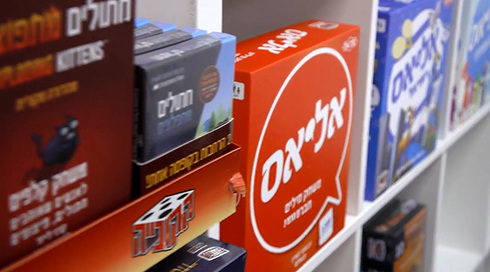 המשחק הזה בצבע אדום שאזל מהחנויות: כך עם ישראל התמכר ל"אליאס"