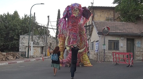  "כולנו קצת נפלנו מהירח": הצצה לפסטיבל יחיד במינו - בתוך המוסד הפסיכיאטרי
