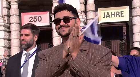 עם חיוך גדול ובלי יותר מדי הפגנות: הדרך של נועם בתן לגמר האירוויזיון