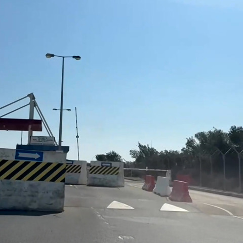 תיעוד בלעדי: מצלמת כאן חדשות בבסיס שהותקף בקפריסין