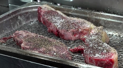 שמים את הגריל במרכז: טרנד הפחמים כובש את מסעדות היוקרה