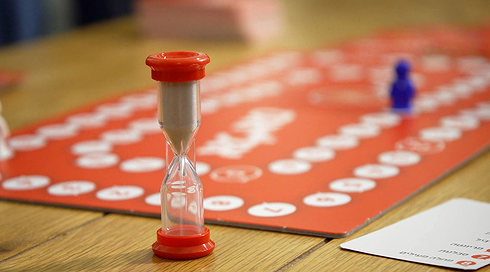 בין האזעקות למקלטים: עם ישראל התמכר ל"אליאס": כך הפך משחק הקופסה מפינלנד לבילוי הביתי הכי ממכר בישראל