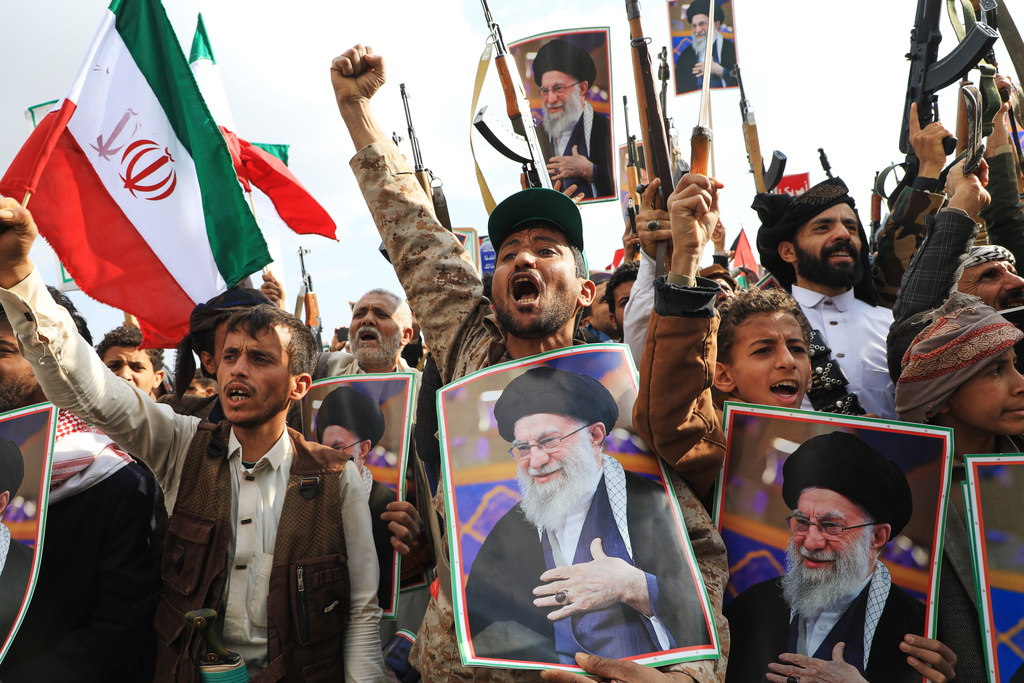 תומכים במורדים החות'ים בתימן מחזיקים את תמונותיו של מנהיג איראן חמינאי, מרץ 2026