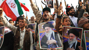 תומכים במורדים החות'ים בתימן מחזיקים את תמונותיו של מנהיג איראן חמינאי, מרץ 2026