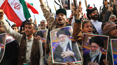 תומכים במורדים החות'ים בתימן מחזיקים את תמונותיו של מנהיג איראן חמינאי, מרץ 2026
