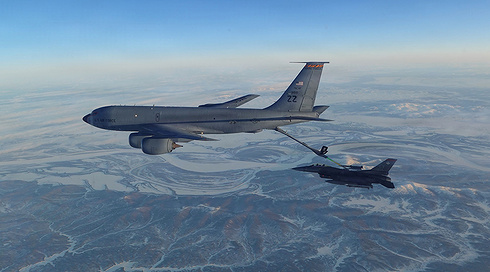 מטוס f-16 אמריקני מתודלק באוויר