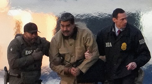 ניקולאס מדורו מובל בידי סוכנים פדרליים בארה"ב, בירידה מהמסוק במנהטן