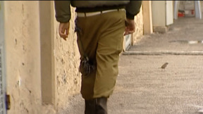 נעולים בחוץ בגשם ואוכלים על הרצפה: התנאים המחפירים במתקן המעצר לחיילים (1)