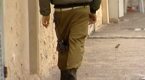 נעולים בחוץ בגשם ואוכלים על הרצפה: התנאים המחפירים במתקן המעצר לחיילים (1)